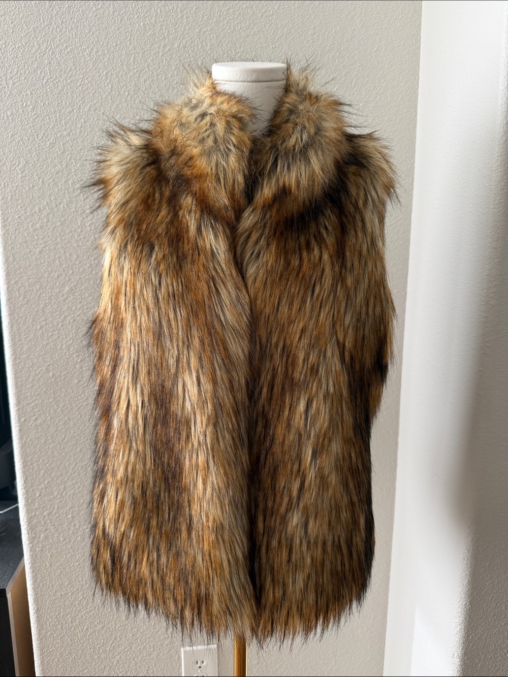 BB DAKOTA - FAUX FUR VEST - SIZE XS - NEVER WORN - EXCELLENT CONDITION
